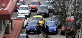 Trabajadores de Pescanova, en el aparcamiento de la sede de la empresa en Chapela, en Vigo, tras concluir su jornada.