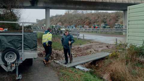 La tractorada abri� un vallado de la autov�a para cortar acceder a la carretera