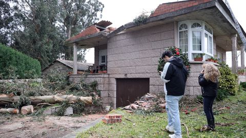 Un eucalipto de grandes dimensiones cay� sobre el tejado de una casa en Ribadumia provocando grandes desperfectos