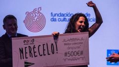 Adriana Barreiro, no momento de recoller o premio da Escola de Arte Mestre Mateo. 