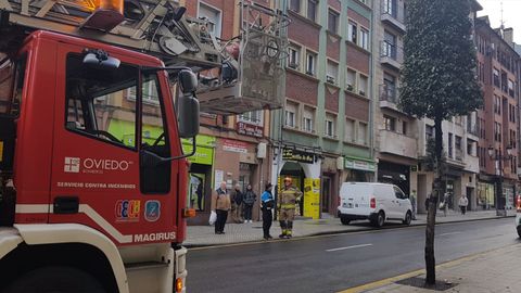 Los bomberos tratan de socorrer al gato en la avenida del Pando