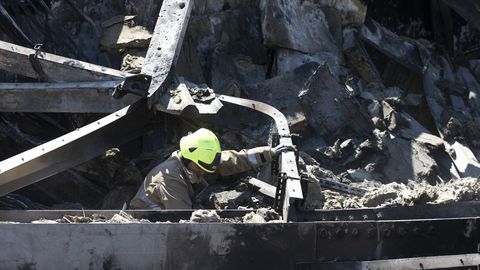 Decenas de bomberos y miembros de los equipos de rescate continuaban este martes trabajando en el centro comercial de la ciudad de Kremenchuk