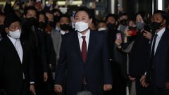 Yoon Suk-yeol, ganador de las elecciones presidenciales de Corea del Sur, saliendo de su domicilio en Se�l este mi�rcoles tras conocer la victoria.