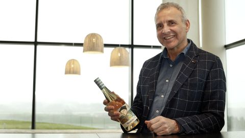 Pablo Buj�n, de Mart�n C�dax Viticultores, con el Marieta Sin