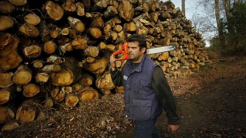 SERGIO ARES, DE CAMBRE, CON LE�A PARA CHIMENEAS