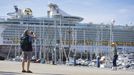 Turistas fotografindose en La Marina ante un crucero