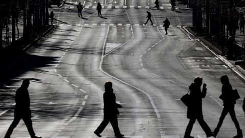 La gente cruza una calle cerrada al tr�fico durante la visita del presidente ruso Vladimir Putin en Belgrado, Serbia