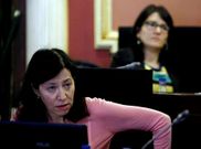 <span lang= es-es >Enfrentadas</span>. En primer t�rmino, la portavoz del PSOE, �urea Soto, protagonista de la frase ��Pedir perd�n de qu�?�. Detr�s, Susana Bayo, compa�era de partido que pidi� los gastos del grupo socialista.