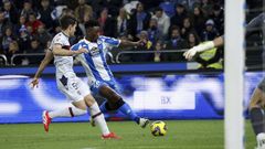 Mohamed Bouldini disparando a puerta durante el encuentro entre el Deportivo y el Levante, en Abanca Riazor