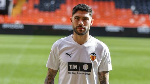 El futbolista propiedad del Celta Unai N��ez, en su presentaci�n con el Valencia, donde est� cedido desde enero.
