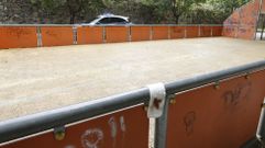 Restos de sangre de la pelea en la c�ntrica plaza de Barcelos, donde hay canchas deportivas, un parque infantil y un colegio.