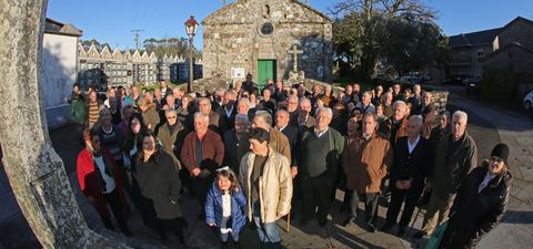 Los feligreses de Rod�s se niegan a ir a misa los s�bados por la tarde y ayer se concentraron ante la iglesia parroquial. 