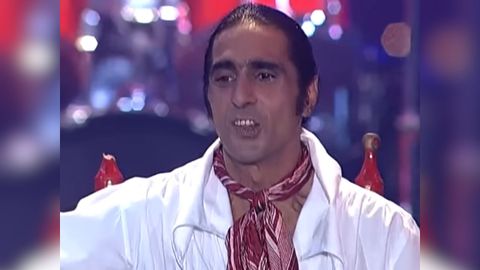 Antonio Flores interpretando en una actuación televisiva la canción «Alba», dedicada a su hija, en 1994.