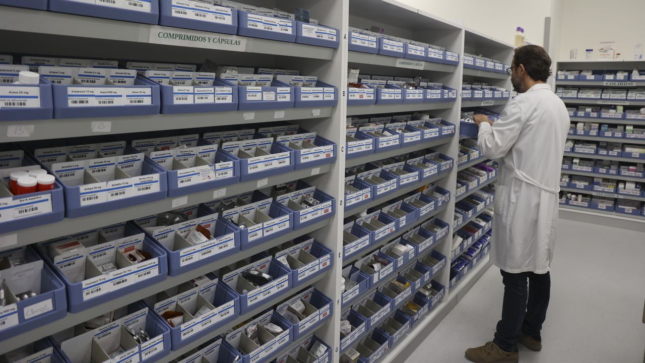 Dentro de una farmacia hospitalaria: «El 90 % de los medicamentos que utilizamos son industriales, pero un 15 % tienen que ser adaptados al paciente»