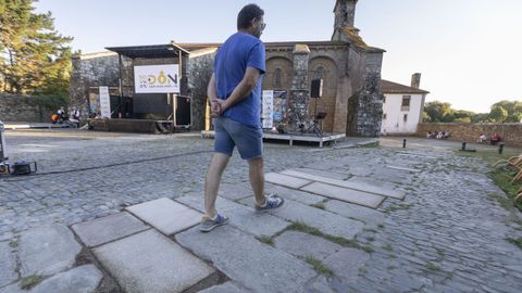 Imagen de los trabajos en el entorno de la Colexiata de Sar