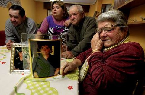 La familia muestra la fotograf�a de la mujer que estaba supuestamente en el ata�d.
