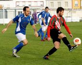 Un futbolista del Vilalb�s realiza un control delante de un contrario.