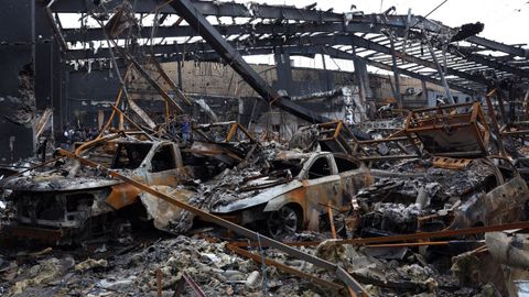 Coches destrozados tras ataques en el centro de Teher�n
