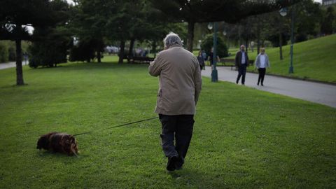 Mayores paseando por A Coru�a esta ma�ana