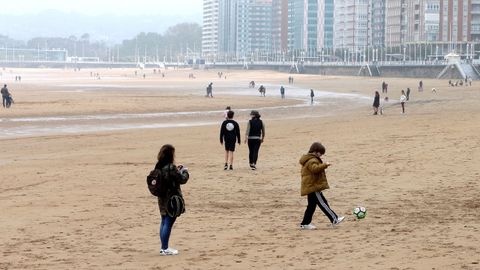 Nios jugando en la playa de San Lorenzo, en Gijn