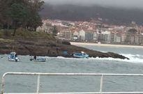 Un instante del rescate ayer del �Nuevo Luisa�, que termin� sobre las rocas de Punta Vica�o. 