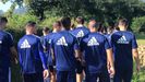 Los jugadores del Real Oviedo en las afueras de El Requexn