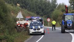 La Guardia Civil de Tr�fico acudi� al lugar del accidente en la AC-413 a su paso por Sof�n, Carballo.