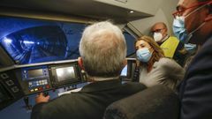 La ministra de Transportes, Movilidad y Agenda Urbana, Raquel S�nchez (c), conversa con Jos� Ram�n, el maquinista del tren en el que recorre, entre La Robla (Le�n) y Campomanes (Asturias), la variante ferroviaria de Pajares de la futura L�nea de Alta Velocidad Le�n-Asturias