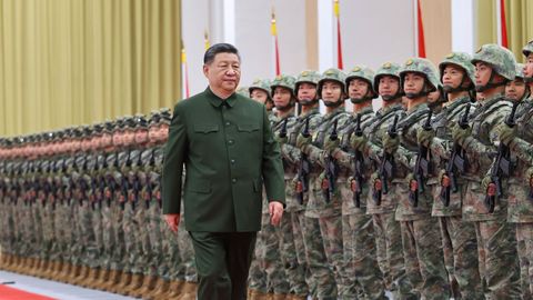 Xi Jinping pasa revista a las tropas estacionadas en la regi�n administrativa especial de Macao.