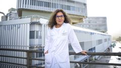 La enfermera Mercedes Castro Bacariza, supervisora de medicina preventiva del CHOP pontevedrés, con el Novo Montecelo detrás