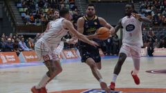 Danilo Brnovic maneja el bal�n durante el Leyma-COB de la primera vuelta de la liga.