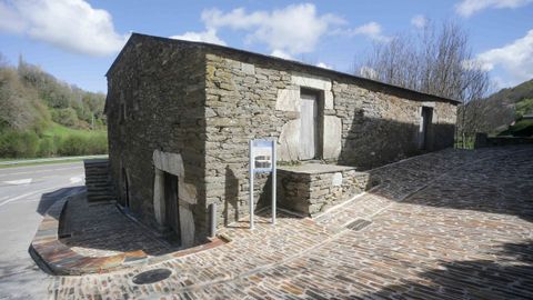 El aficionado de la historia tambin se encarg de solicitar al Concello y a la Xunta que acondicionara el exterior de la casa, con una calle peatonal de piedra