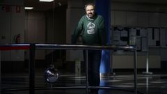 David Fern�ndez Calvi�o no hall do Edificio Polit�cnico do campus de Ourense