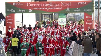 Santiago se llena de pap�s Noel en una carrera solidaria