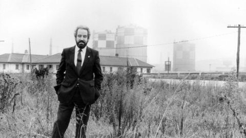 Javier Vidal posa junto a los gas�metros de Avil�s en su etapa como consejero de Industria y Energ�a