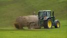 Un tractor abona con purín un prado en la provincia de Lugo en una imagen de archivo