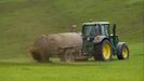 Un tractor abona con purn un prado en la provincia de Lugo en una imagen de archivo