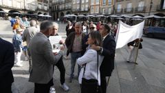 Representantes de todos los grupos de la oposici�n salieron del pleno para apoyar una protesta de los vecinos de A Chavasqueira por el tanatorio autorizado en la zona.