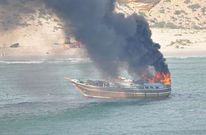 Imagen facilitada por la OTAN del �dhow� ardiendo en el �ndico tras ser alcanzado por un proyectil.