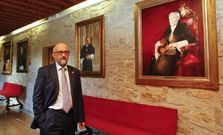 Roberto L�pez defiende que hay t�tulos que forman parte de las se�as de identidad de la USC. 