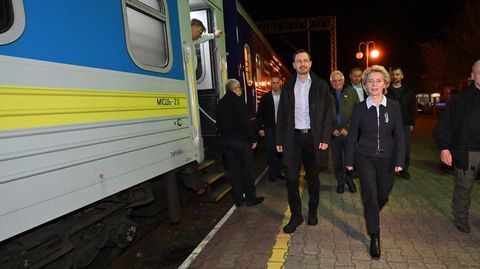 Lla presidenta de la Comisin Europea, Ursula von der Leyen, llegando a Kiev. 