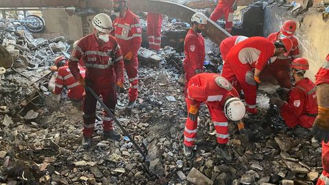 Equipos de la Media Luna Roja en un edificio destruido por un bombardeo israel� en una �rea residencial de Teher�n.