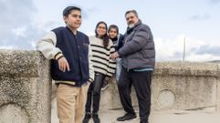 En primer plano, el joven Jerem�as, con su familia en una imagen tomada en el a�o 2025