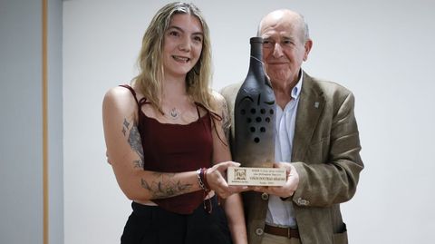 El alcalde de Pantón, José Luis Álvarez, entrega uno de los premios