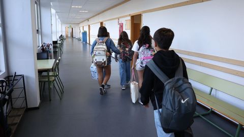 Ni�os del Colegio L�pez Ferreiro de Santiago dirigi�ndose a sus aulas