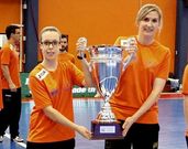 Jozi (derecha), junto a Paula con el trofeo de la Copa Galicia. 