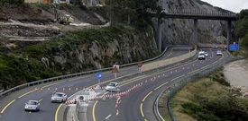 Los coches circulan cercan de un kil�metro por carriles de doble sentido desde principios de julio. 