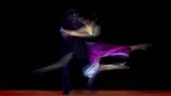Una pareja bailando tango.