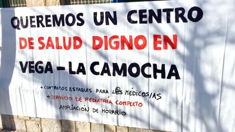 Pancarta establecida en las inmediaciones del centro de salud