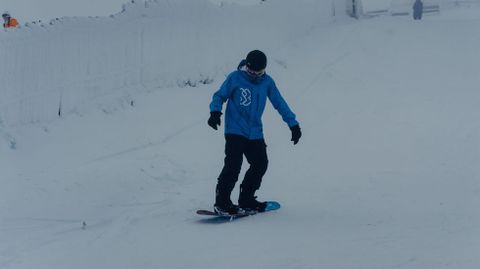 Manzaneda abre la temporada de esqu�.Un esquiador disfrutando del primer d�a de la temporada en Manzaneda.